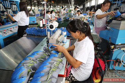 睢县产业集聚区内工人们正在生产运动鞋--商丘网